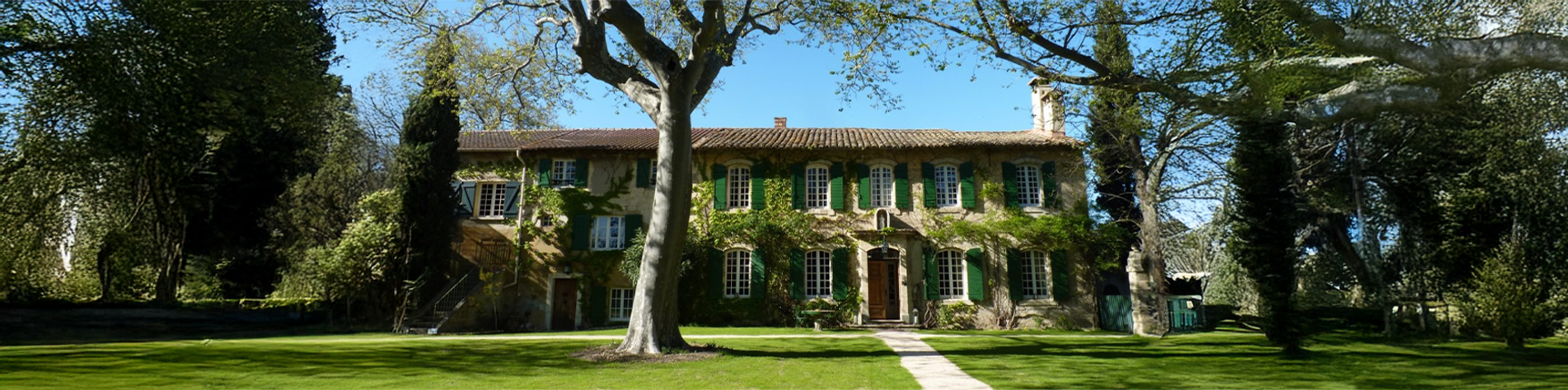 vue de la façade du Domaine de Rhodes