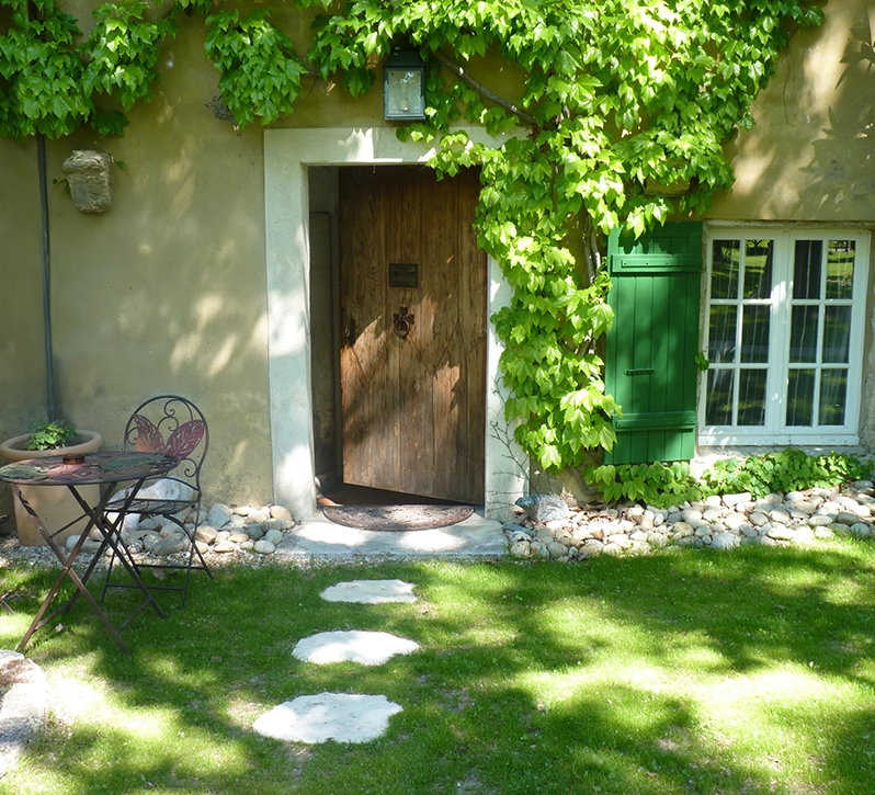 vue sur la porte du studio du domaine de Rhodes