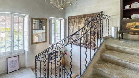 intèrieur du domaine, escalier en pierre et colimaçon