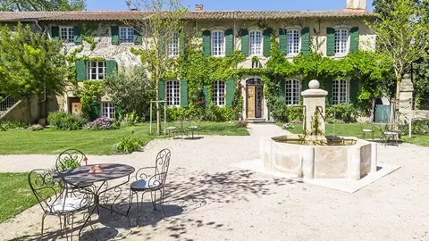 vue sur cours extérieure du domaine, avec la bâtisse en fond