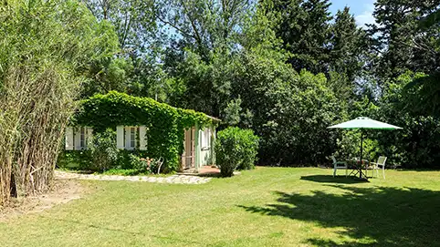 vue sur le jardin du parc, en fond le Mazet de Camargues