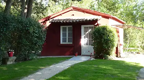 petite maison dans le domaine de Rhodes, au couleur des murs bordeaux, le Mazet du Ventoux