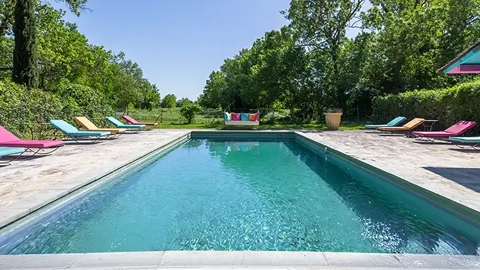 la piscine, avec transat et parasol