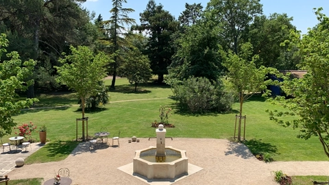 vue sur cours extérieure du domaine, arborer