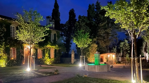 cours extérieure du domaine, arborer de nuit, avec éclairage