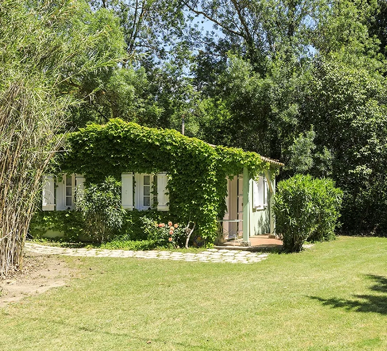 vue extérieure du Mazet Camargues et son jardin